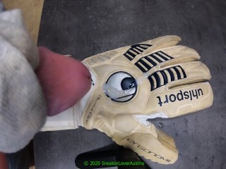 Cumming on Goalkeepergloves