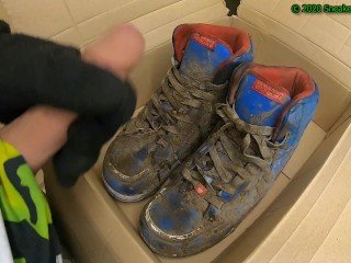 Cumshot on muddy Engelbert Strauss S3 shoes